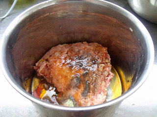 清蒸狮子头,剁好的肉泥加一点五茶匙盐，生抽，胡椒搅拌上劲。