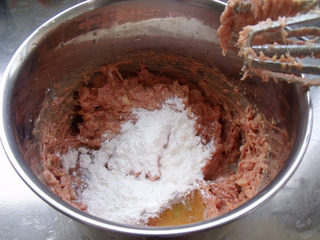 清蒸狮子头,加入蛋清，淀粉，食用油，继续搅拌成发白看起来细腻的肉末。