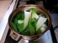 云吞面 ,小白菜用热水焯烫1分钟，捞出后晾凉，用手攥出多余水分。之后切碎。