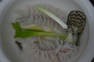 松鼠鳜鱼,把剞好花刀的鳜鱼放入葱姜盐水中浸泡一会。
