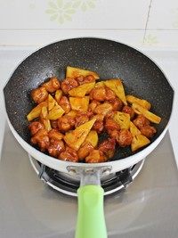 菠萝咕咾肉,快速翻炒，待肉块和菠萝裹匀料汁后就可以出锅了。