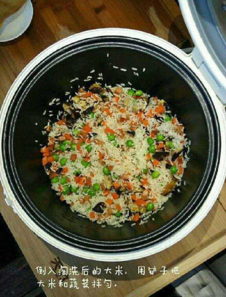 什锦焖饭,倒入淘洗后的大米，用铲子把大米和蔬菜拌匀