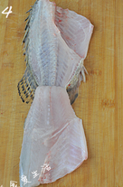 松鼠桂鱼,一手按住鱼身，用快刀把鱼肉贴着骨头片开，注意尾巴这里不要切断开，翻面再片开另一片鱼肉，然后把鱼肚子这里带刺的肉片掉。