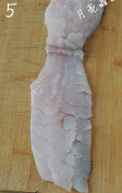 松鼠桂鱼,割下的两片鱼肉，皮朝下在鱼肉上先切直刀，再切斜刀，深至鱼皮成菱形刀纹。