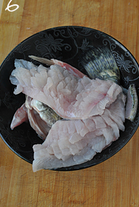 松鼠桂鱼,用料酒，精盐分别抹在鱼头和鱼肉上。