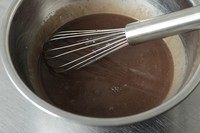 黑巧克力布丁,把放置温凉的步骤2少量多次的加进步骤3中仔细搅拌均匀。