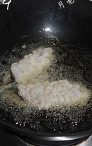 松鼠桂鱼,再将鱼肉全部放入油锅炸至金黄色捞起沥油，摆入盘中。