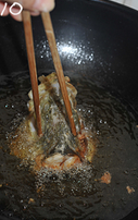 松鼠桂鱼,鱼头也入锅油炸成金黄色（入锅炸时用筷子按住鱼头让其下巴部位展开定型）。
