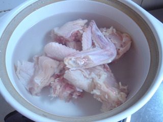 香菇炖鸡,鸡切块后洗净放入砂锅中，砂锅里面放入足量的水