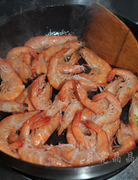香辣盆盆虾,锅中放油烧热，倒入虾，炒炸至虾壳变脆，捞出备用。