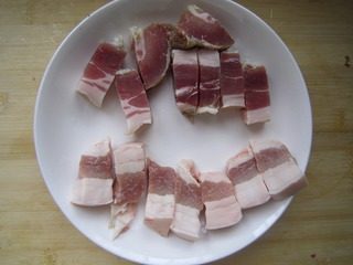 腌笃鲜,将咸肉与鲜肉分别切大块。