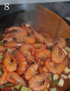 香辣盆盆虾,锅中汤汁煮开后，放入切好的莴笋丁和香菇丁，倒入炒好的虾一起煮，盖上盖子焖煮几分钟