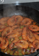 香辣盆盆虾,锅中汤汁浓稠，收到汤汁半干的时候，即可关火出锅。