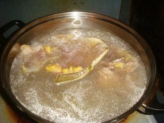 清炖甲鱼,锅里放水烧开，添加料酒再放入甲鱼焯一下。