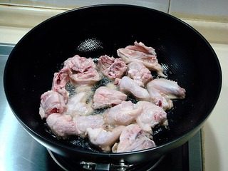 黄焖栗子鸡,鸡块腌制半小时后用适量油进行煎炸。