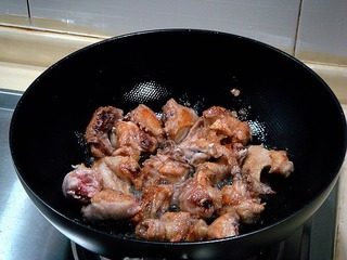黄焖栗子鸡,鸡块下锅后先不要动，待其一面煎黄后再翻面，这样底面煎至焦黄后鸡会出油翻面时不易粘锅。