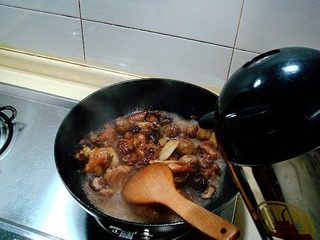 黄焖栗子鸡,然后放入板栗肉注入开水。