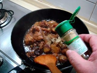 黄焖栗子鸡,在最后调味时撒少许胡椒粉和味精。