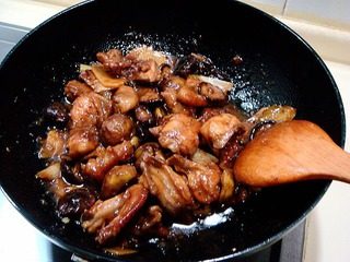 黄焖栗子鸡,放好调味品用旺火把汁收净。