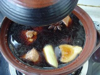 无锡排骨,汤汁转至砂锅，放入排骨、酱油、白糖，小火烧1小时。
