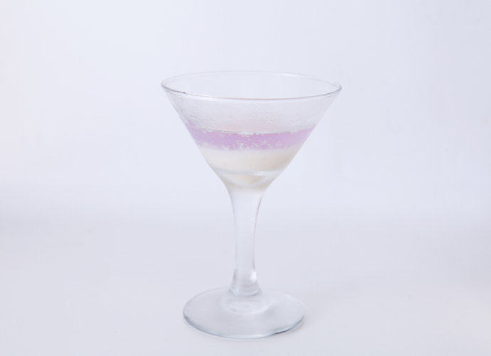 双色荔枝果冻,待荔枝层凝固后，将1勺黑枸杞溶液加入杯中三分之二处，然后放进冰箱冷藏至凝固。