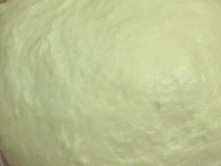 紫薯面包 ,将除黄油以外的所有原料放在一起打至面筋扩展表面光滑后，加入黄油，打至扩展阶段，将面团放温暖处进行基础发酵