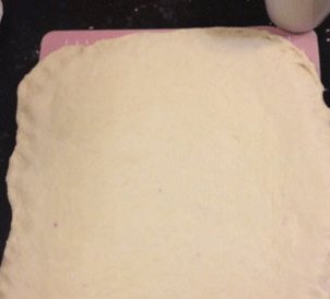 紫薯面包 ,基础发酵结束  将面团取出排气后，滚圆，松弛15分钟，松弛后的面团擀成长方形