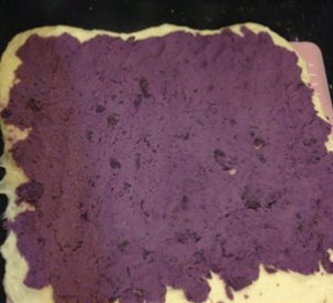 紫薯面包 ,翻面后压薄底边，铺上紫薯馅