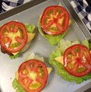 牛肉汉堡,食用前将汉堡坯横切开，略烤一下，依次夹入<a style='color:red;display:inline-block;' href='/shicai/ 121'>生菜</a>、肉排、奶酪片青瓜片蕃茄片即可。