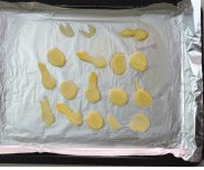 意大利香草烤银鲳鱼,烤盘上摆入锡纸，刷一层薄薄的油，再在上面铺上生姜片；