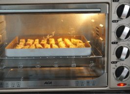 蒜香吐司条 ,烤箱预热160度10分钟，然后入烤箱烤10分钟烤至表面金黄即可取出稍凉下食用。