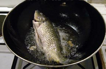 泡菜鱼,炒锅烧热，放入足够多的油（可以将鱼淹没），烧至8成热，（开始有烟）将鱼放入，炸1分钟左右。