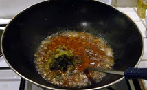 泡菜鱼,放入泡青菜丝烧沸。