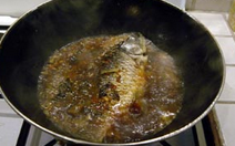 泡菜鱼,放入炸好的鱼，烧6分钟左右，不断用勺子将汤汁浇在鱼身上。