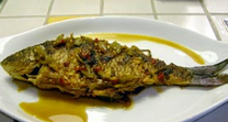 泡菜鱼,将烧入味的鱼捞出，摆盘。