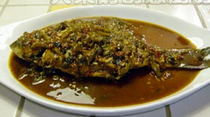泡菜鱼,将勾好芡的汤汁浇在鱼身上，用香菜或者葱花装饰即可。