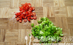 避风塘炒大虾,小<a style='color:red;display:inline-block;' href='/shicai/ 3446'>红尖椒</a>、小芹菜分别切粒。