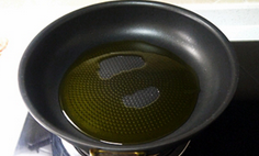 避风塘炒大虾,大虾用厨房纸尽量吸干水分，煎锅放2匙油、中火加热
