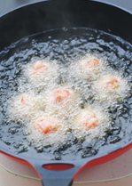 糯米肉圆,锅里油烧热，放入圆子油炸。