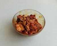 胡椒啫啫滑鸡煲,搅拌均匀腌制1小时。