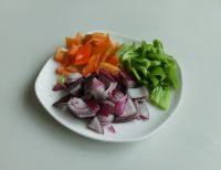 胡椒啫啫滑鸡煲,洋葱切块，青、红菜椒切菱形片。