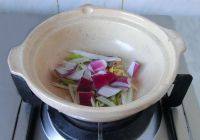 胡椒啫啫滑鸡煲,将油放入砂锅中，大火烧热后将洋葱、姜片放入，煸炒出香味。