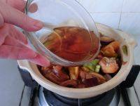 胡椒啫啫滑鸡煲,待仔鸡表面呈熟色后将绍酒淋入。
