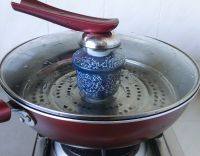 枇杷炖川贝,加少量开水，盖上炖盅的盖子，锅中水开后放入炖盅隔水炖40分钟即可。