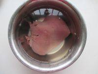 菊花猪肝汤,将猪肝泡在淡盐水中至少半个小时，经常换水，以去除猪肝中的毒素。