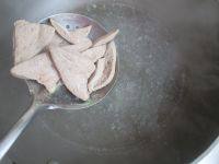 菊花猪肝汤,当猪肝变色，水微沸立即捞出后过凉。
