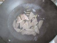 菊花猪肝汤,将焯猪肝的水掉倒，重新加入水，姜片，少许高汤精（如有高汤更好），水再次烧沸，加入焯过的猪肝。