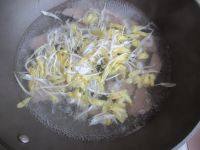 菊花猪肝汤,当锅中水再次沸腾时，加入菊花。