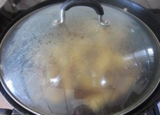 油焖冬笋,上色均匀后加一定量的水，盖上锅盖转小火焖笋。