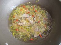 菊花猪肝汤,汤在锅中略停留一分钟左右，让菊花香气充分溶入汤中，再盛出食用。